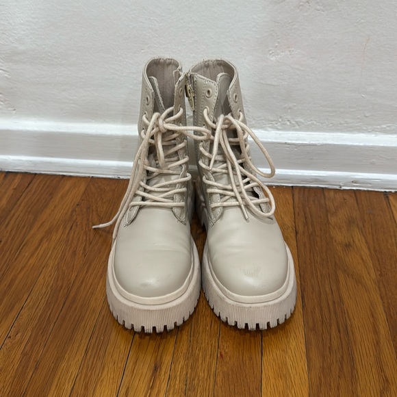 ZARA - KIDS BEIGE LACED ANKLE BOOTS - SIZE 1 - Picture 3 of 11